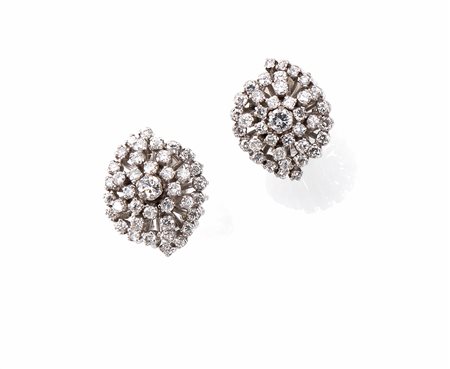 Paio di orecchini in oro bianco e diamanticiascuno formato da due linee curve...