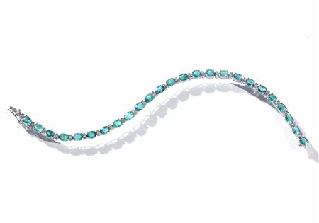 Bracciale in oro bianco, smeraldi e diamantirealizzato ad una fila di...