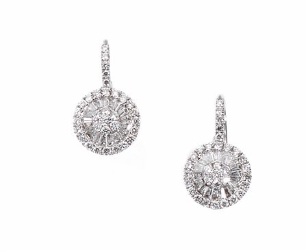 Paio di orecchini pendenti in oro bianco e diamantirealizzati con una...