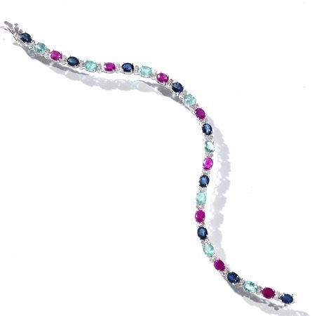 Bracciale in oro bianco, pietre di colore e diamantirealizzato ad una fila di...