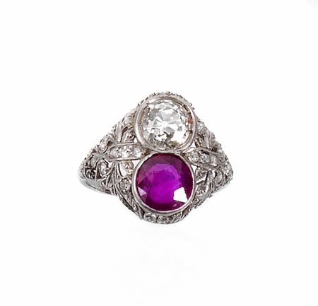 Anello, inizi sec. XX, in oro bianco, rubino e diamantifascia sagomata...