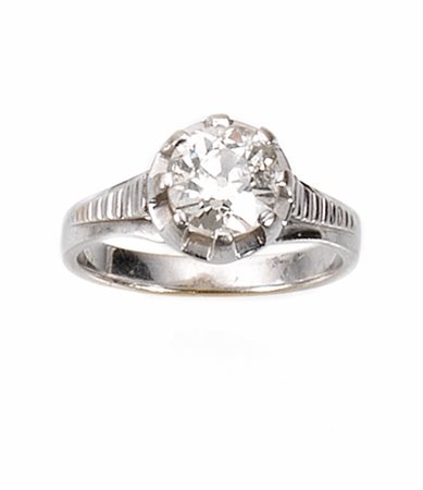 Anello in oro bianco rodiato e diamanteal centro un brillante di taglio...