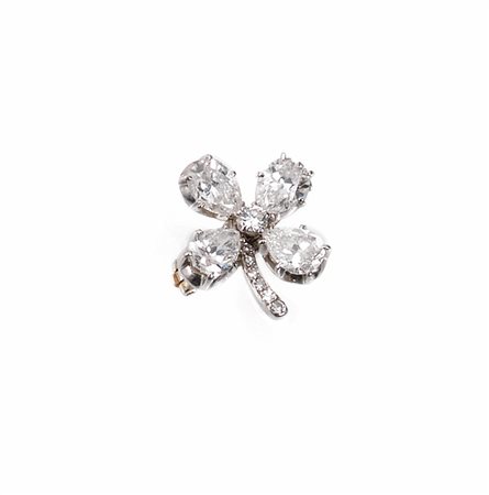 Spilla in oro bianco e diamantimodellata come un quadrifolio, le foglie...