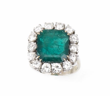Anello in oro bianco, smeraldo e diamantial centro uno smeraldo ottagonale...