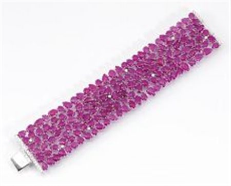 Bracciale in oro bianco, rubini e diamantirealizzato come una fascia...