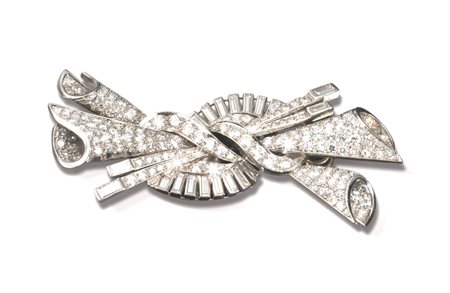 Spilla realizzata con un due clips in platino e diamanticiascuna realizzata...