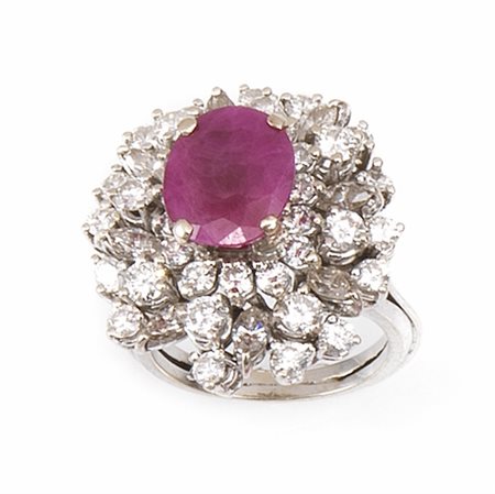 Anello in oro bianco, diamanti e rubinoal centro un rubino ovale entro...