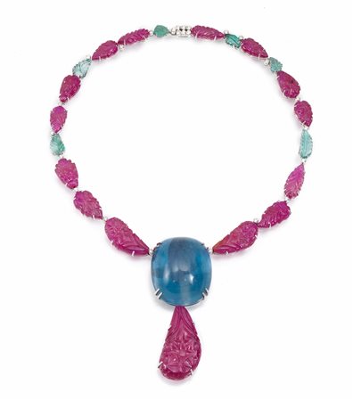 Collana in oro bianco, rubini, smeraldi e diamantirealizzata ad una fila di...