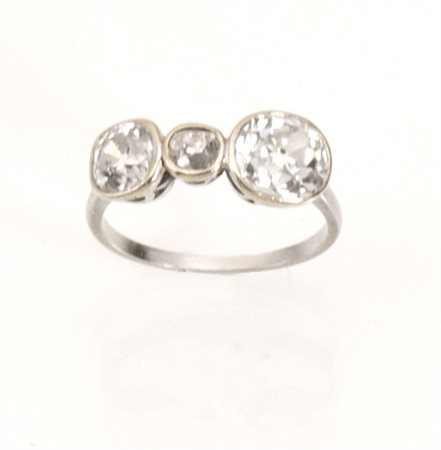 Anello in oro bianco e diamantidecorato da tre brillanti ovali di taglio...