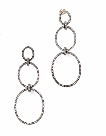 Paio di orecchini pendenti in argento e diamanticiascuno formato da tre...