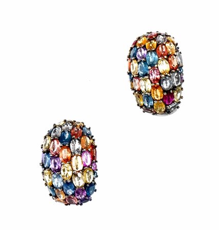 Paio di orecchini in oro e zaffiri multicolorciascuno realizzato come un...