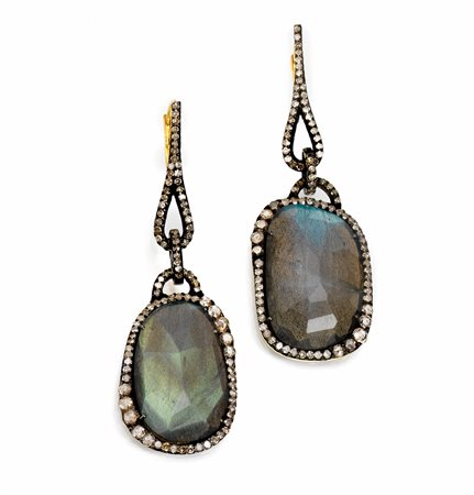 Paio di orecchini pendenti in oro giallo, argento, labradorite e...