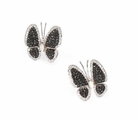 Paio di orecchini in oro bianco, madreperla e diamanti bianchi e nericiascuno...