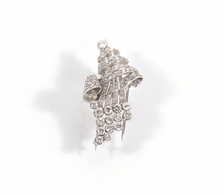 Spilla in platino e diamantiin forma di cornucopia interamente tempestata in...