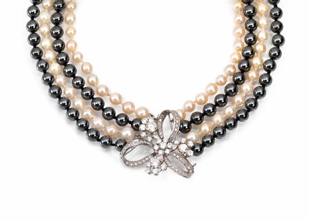 Collana in perle, ematite, oro bianco e diamantirealizzata a due fili di...