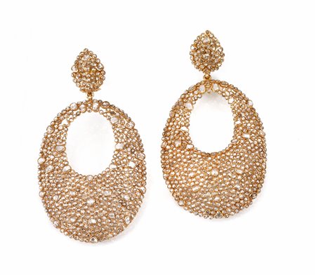 Paio di orecchini pendenti in oro giallo e diamanticiascuno realizzato con un...