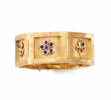Bracciale in oro giallo, zaffiri e rubiniformato da una linea di sei formelle...