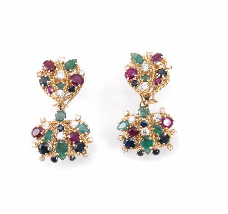Paio di orecchini pendenti in oro giallo, rubini, smeraldi, zaffiri e...