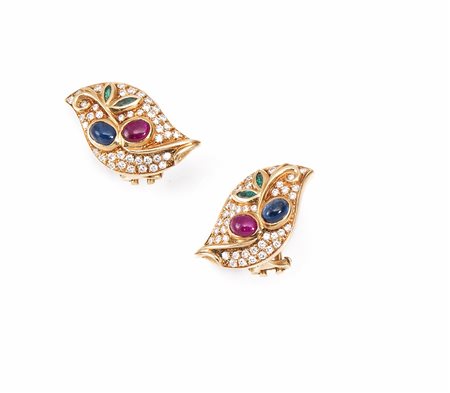 Paio di orecchini in oro giallo, zaffiri, smeraldi, diamanti e rubiniciascuno...