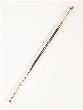 Bracciale in oro giallo, diamanti e zaffirila parte centrale formata da nove...