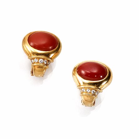Paio di orecchini Bulgari in oro giallo, corallo e diamanticiascuno decorato...