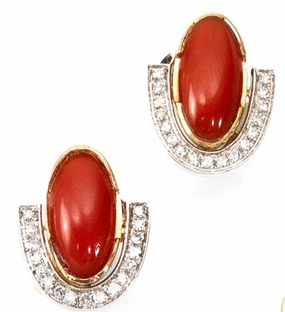 Paio di orecchini in oro giallo, oro bianco, corallo e diamanticiascuno...