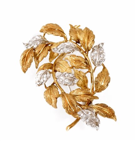 Spilla in oro giallo, oro bianco e diamantimodellata come un tralcio di...