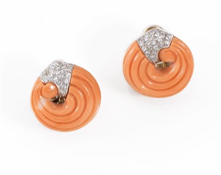 Paio di orecchini in oro giallo, oro bianco, corallo e diamanticiascuno...