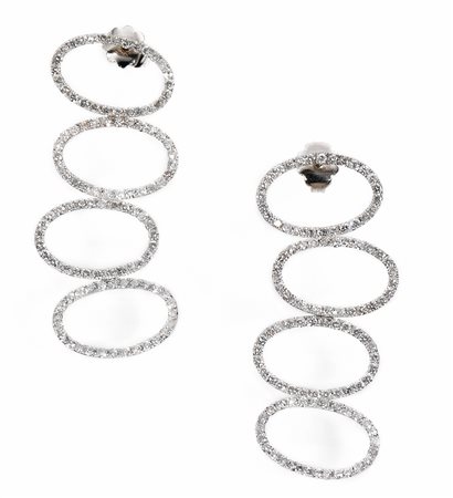 Paio di orecchini pendenti in oro bianco e diamanticiascuno formato da...