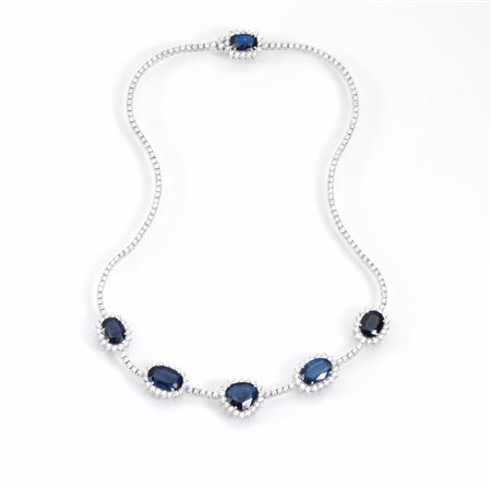 Collana in oro bianco, diamanti e spinellirealizzata ad un fila di brillanti...