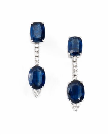 Paio di orecchini pendenti in oro bianco, diamanti e spinelliciascuno...