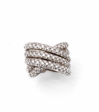 Anello in oro bianco e diamantidisegnato come una fascia intrecciata formata...