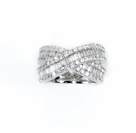 Anello in oro bianco e diamantila parte anteriore disegnata come una doppia...