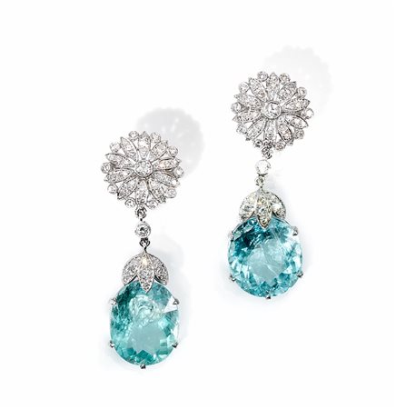 Paio di orecchini pendenti in oro bianco, diamanti e acquemarineciascuno...