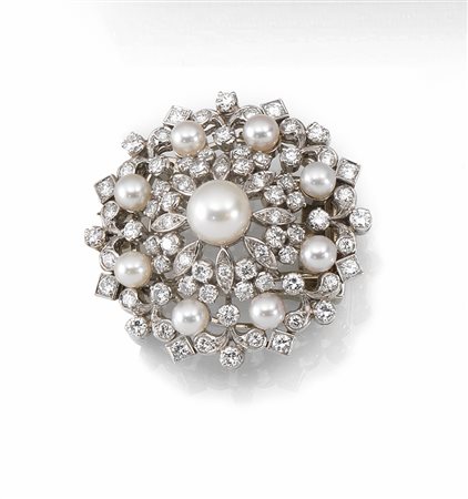 Spilla in oro bianco, diamanti e perledi forma circolare, disegnata come una...