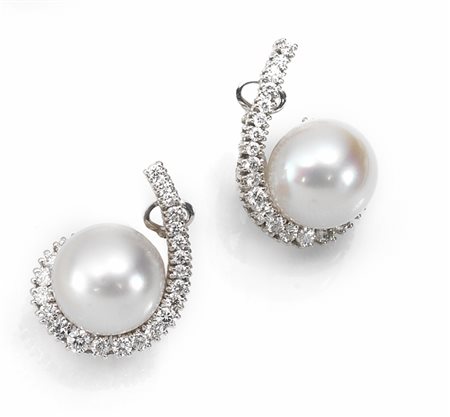 Paio di orecchini in oro bianco, perle South Sea e diamanticiascuno formato...