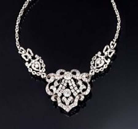 Spilla a clip-pendente, anni '30, in oro bianco e diamanti con catena in oro...