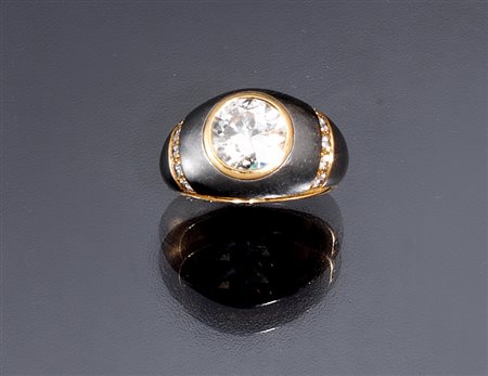 Anello in platino, oro giallo e diamantirealizzato come una fascia bombata in...