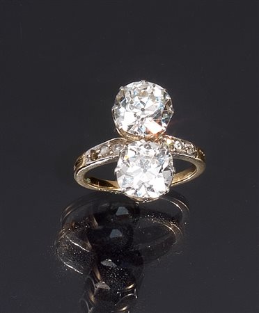 Anello, inizi sec. XX, in oro bianco e diamantial centro due brillanti di...