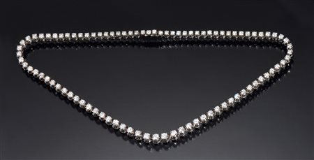 Collana in oro bianco e diamantirealizzata ad una fila di ottantanove...