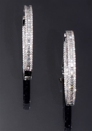Paio di orecchini in oro bianco e diamanticiascuno realizzato come un cerchio...