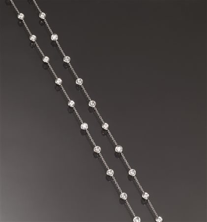 Lunga catena in oro bianco e diamantirealizzata con cinquantacinque brillanti...