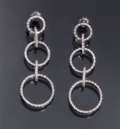 Paio di orecchini pendenti in oro bianco e diamanticiascuno formato da tre...