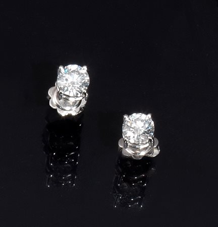 Paio di orecchini 'punto luce' in oro bianco e diamanticiascuno formato da un...