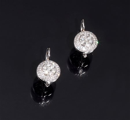 Paio di orecchini in oro bianco e diamanticiascuno formato da una monachella...