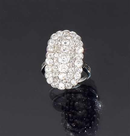 Anello, anni '30, in oro bianco e diamantidisegnato come uno scudo ovale...