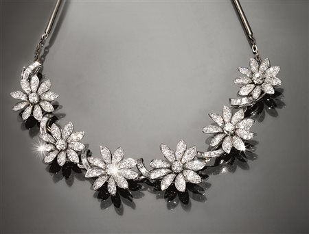 Collana in platino e diamantila parte anteriore formata da sei clip a corolla...