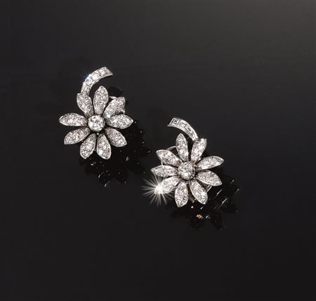 Paio di orecchini in platino e diamanticiascuno disegnato come un fiore, la...