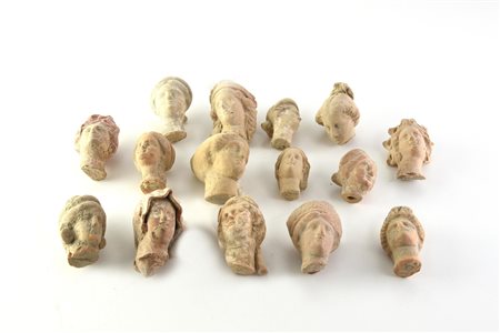 QUINDICI TESTINE MASCHILI E FEMMINILI DATAZIONE: IV-III sec. a. C. MATERIA E...
