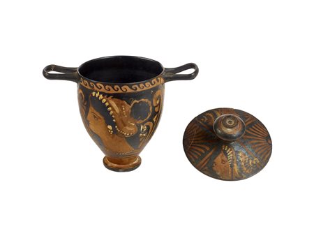 SKYPHOS APULO E COPERCHIO A FIGURE ROSSE DATAZIONE: metà IV sec. a. C....